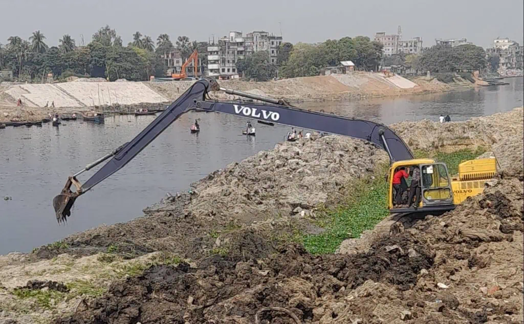 long boom excavator