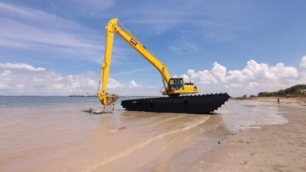 amphibious excavator1